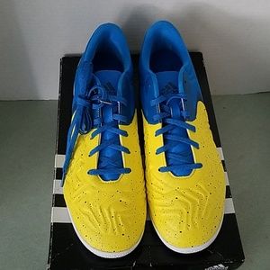 Adidas Men's soccer shoes 15.2 court Size 11